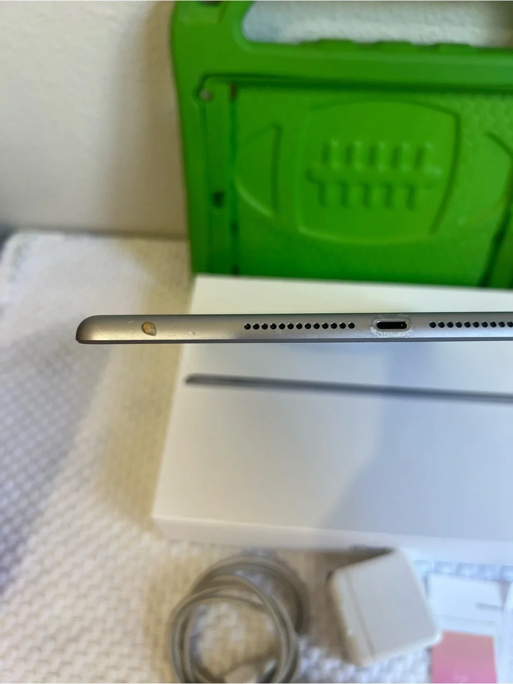 BUNDLE Apple Ipad Tablet 6th generation w/screen protector | READ DESCRIPTION